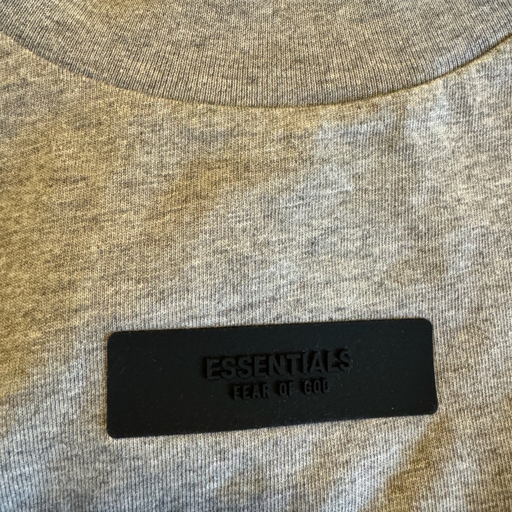 FEAR OF GOD ESSENTIALS
L/S SHIRT - Dark HEATHER GREY